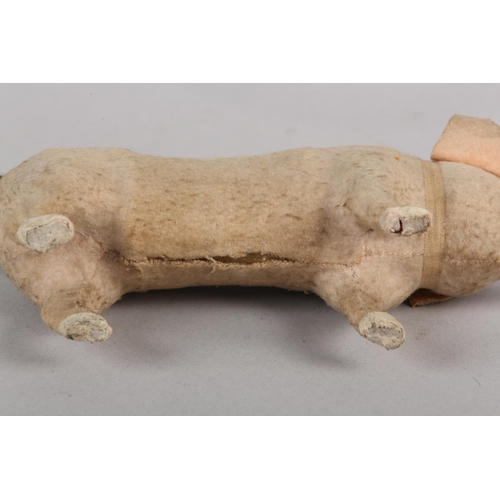 20 - A LATE 19TH/EARLY 20TH CENTURY PINK FELT PIG, probably German, with squeak concertina (at fault), wi... 