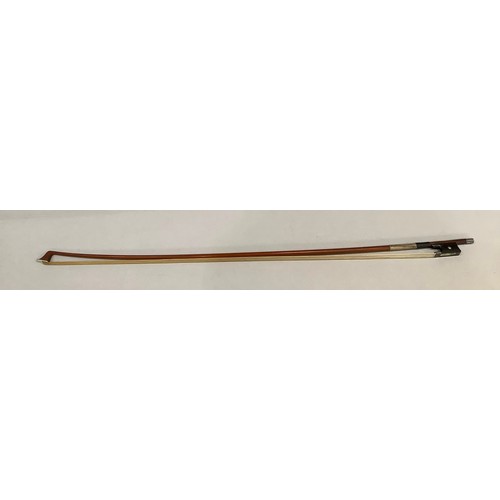 296 - AN EARLY 20TH CENTURY VIOLIN BOW BY VICTOR FETIQUE, silver mounted and inlaid with abalone, stamped ...