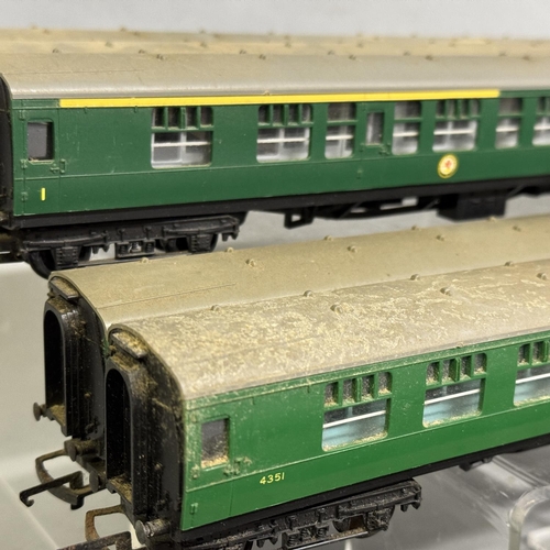 43 - Eight Triang Southern Railways composite coaches, including First Class and brake coaches