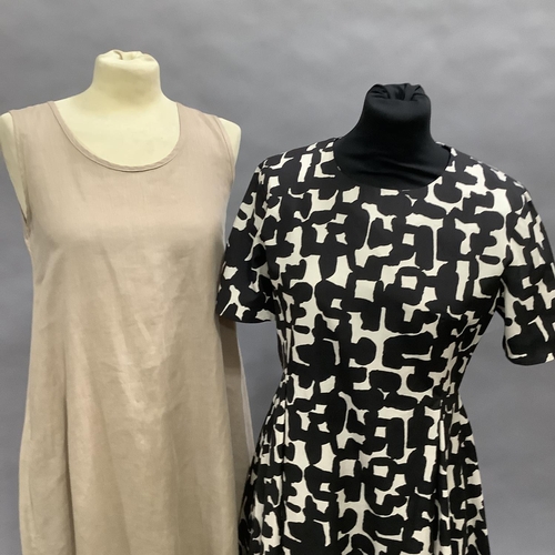 268 - An 'S Max Mara black and cream printed cotton short-sleeve dress with soft pleats to the sides and p... 