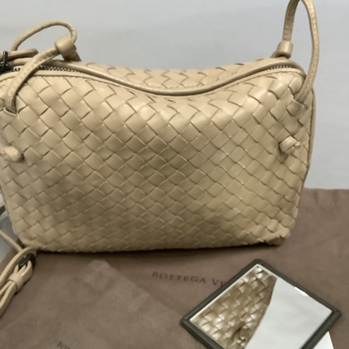 297 - A Bottega Veneta ecru intrecciato leather cross body bag, 26cm wide, in dust bag, with grey leather ... 