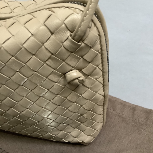 297 - A Bottega Veneta ecru intrecciato leather cross body bag, 26cm wide, in dust bag, with grey leather ... 