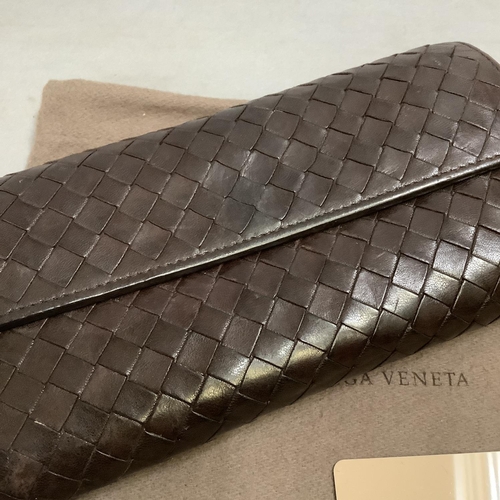 301 - A Bottega Veneta brown intrecciato leather purse with bust bag