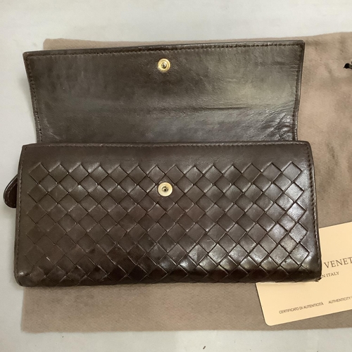 301 - A Bottega Veneta brown intrecciato leather purse with bust bag