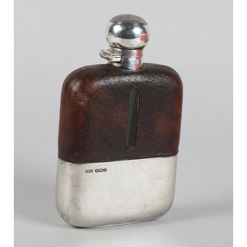 223 - A GEORGE V SILVER MOUNTED SPIRIT FLASK, the pigskin leather covered glass flask with bayonet fitting... 