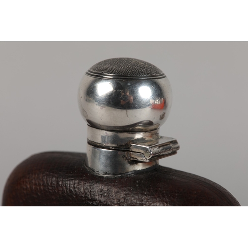 223 - A GEORGE V SILVER MOUNTED SPIRIT FLASK, the pigskin leather covered glass flask with bayonet fitting... 