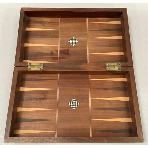 30 - AN EARLY 20TH CENTURY WALNUT AND PEARWOOD GAMES BOX, the exterior with chequered board, inlaid with ... 