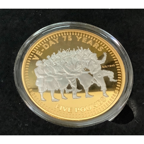 349B - ALDERNEY ELIZABETH II 2020 VE DAY 75TH ANNIVERSARY COMMEMORATIVE GOLD PROOF FIVE POUNDS in case of i... 