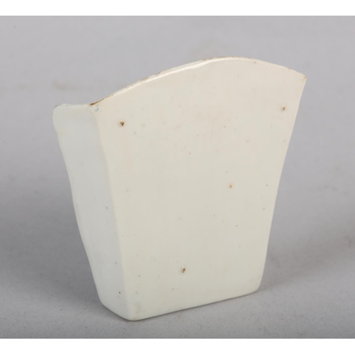 86 - AN 18TH CENTURY DERBY BLUE AND WHITE PORCELAIN ASPARAGUS SERVER, c.1775, painted in underglaze blue ... 