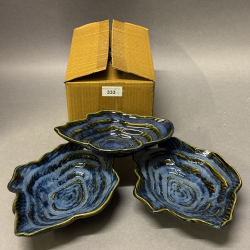 Three dark blue shell dishes and two large shell dishes Ref: 124833