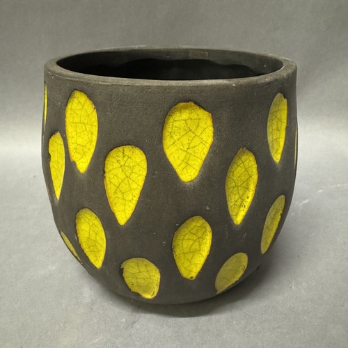 31 - Twelve large retro yellow spot vase, 16cm (12) Ref: 677712
