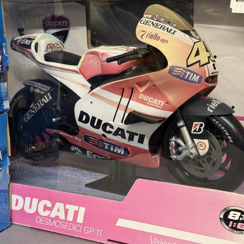 40 - A Tamiya 1/12 scale self-assembly model Honda CBR400F Endurance, two Maisto 1/12 scale die-cast mode... 