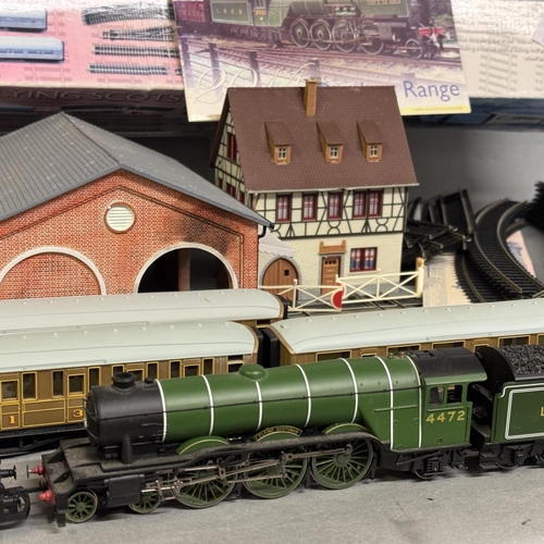 48 - A Hornby 00 Gauge R1167 Flying Scotsman train set (box AF, missing TrakMat), along with an R782 0-4-... 