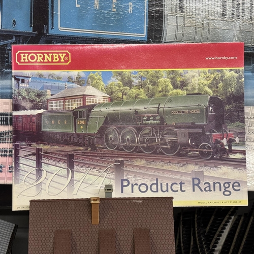 48 - A Hornby 00 Gauge R1167 Flying Scotsman train set (box AF, missing TrakMat), along with an R782 0-4-... 
