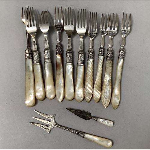 156 - Four Victorian silver forks with mother of pearl handles, Sheffield 1900 for Levesley Brothers toget... 