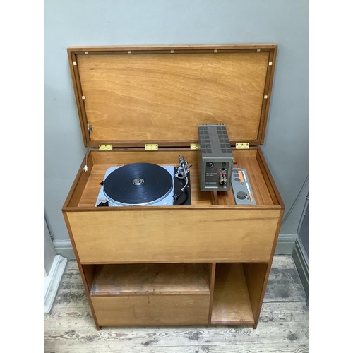 A Thorens TD124/II turntable with SME tone arm, a Quad 33 Control ...