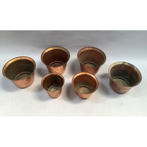 40 - A set of four copper planters, 14cm high x 19cm diameter, and a pair of smaller planters, 11.5cm hig... 