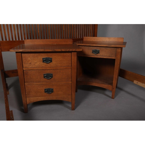 44 - Stickley Inc NY USA, an Arts & Crafts oak rail end bedstead of Mission style, queen size, 179cm wide... 