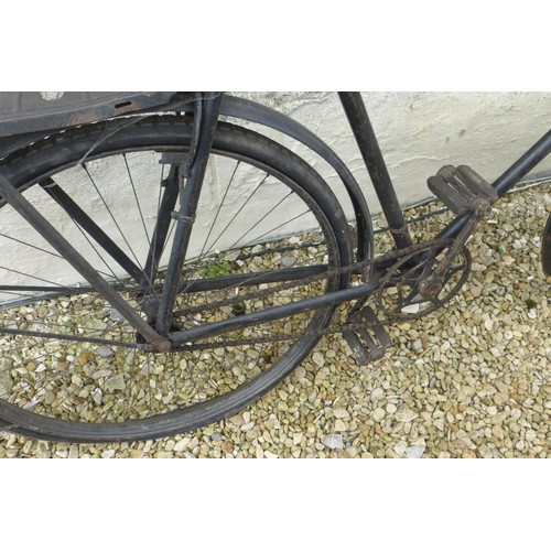 221 - A Gentleman's Bicycle, 24 inch frame, plunger front brake, inch pitch chain and crank

Please note w... 