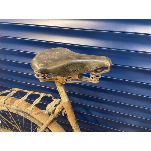 282 - An Early Ladies Bicycle, Single Speed, Twin plate forks, nice rear rack & Leather Saddle. Has sunbea... 