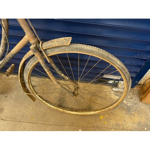 282 - An Early Ladies Bicycle, Single Speed, Twin plate forks, nice rear rack & Leather Saddle. Has sunbea... 