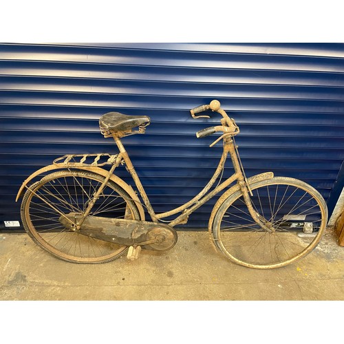 282 - An Early Ladies Bicycle, Single Speed, Twin plate forks, nice rear rack & Leather Saddle. Has sunbea... 