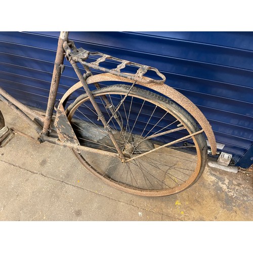 282 - An Early Ladies Bicycle, Single Speed, Twin plate forks, nice rear rack & Leather Saddle. Has sunbea... 