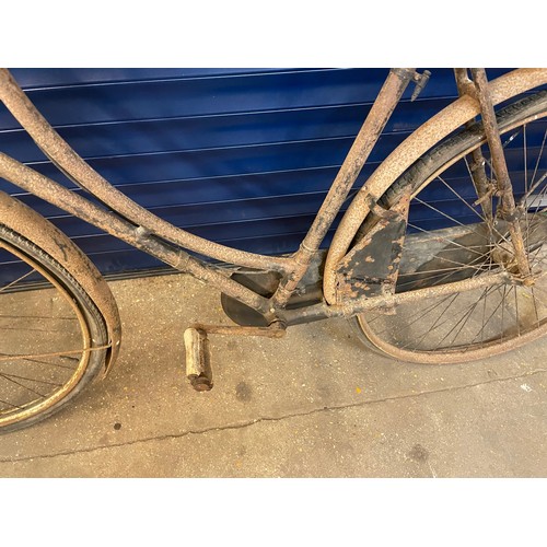 282 - An Early Ladies Bicycle, Single Speed, Twin plate forks, nice rear rack & Leather Saddle. Has sunbea... 