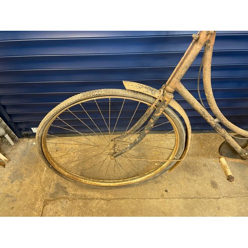 282 - An Early Ladies Bicycle, Single Speed, Twin plate forks, nice rear rack & Leather Saddle. Has sunbea... 