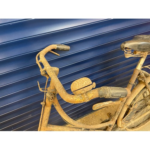 282 - An Early Ladies Bicycle, Single Speed, Twin plate forks, nice rear rack & Leather Saddle. Has sunbea... 