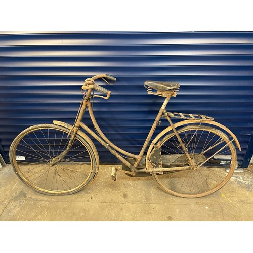 282 - An Early Ladies Bicycle, Single Speed, Twin plate forks, nice rear rack & Leather Saddle. Has sunbea... 