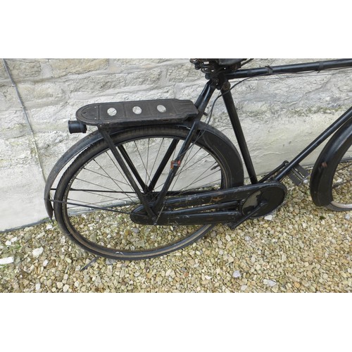 219 - A Swift Co Gentleman's Bicycle, with black enamel 24 inch frame, signs of original lining and transf... 