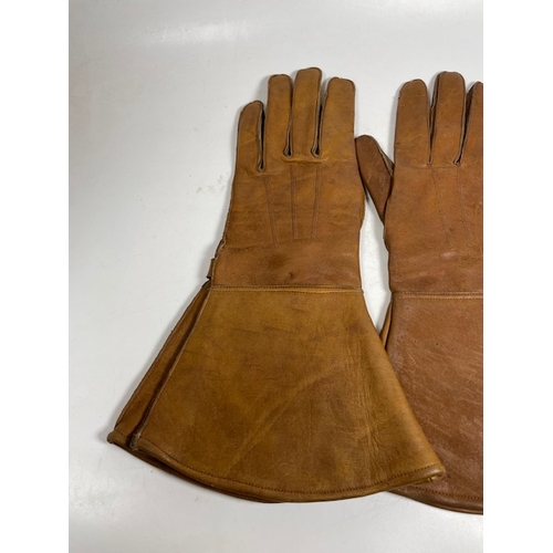 28 - A Pair Of Gentlemans Motoring Gauntlets. Shipping Rate B