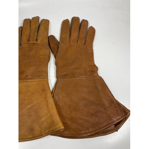 28 - A Pair Of Gentlemans Motoring Gauntlets. Shipping Rate B