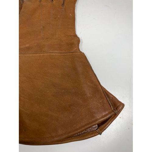 28 - A Pair Of Gentlemans Motoring Gauntlets. Shipping Rate B