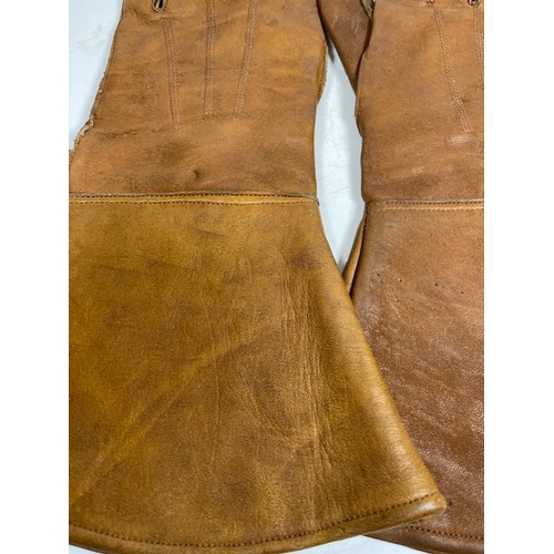 28 - A Pair Of Gentlemans Motoring Gauntlets. Shipping Rate B