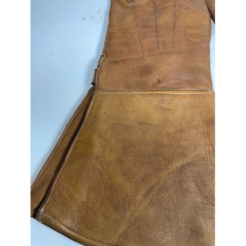 28 - A Pair Of Gentlemans Motoring Gauntlets. Shipping Rate B