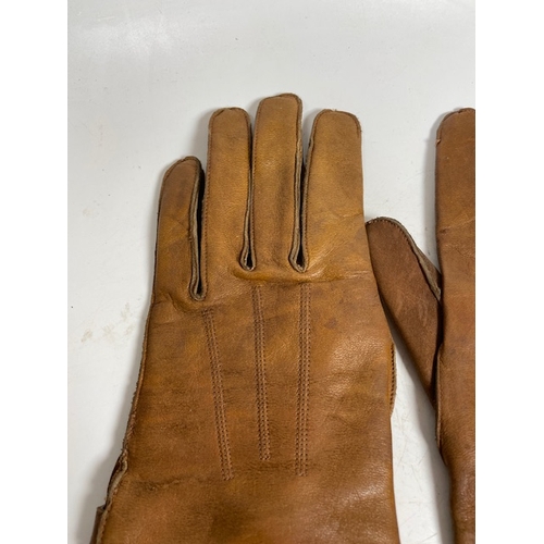 28 - A Pair Of Gentlemans Motoring Gauntlets. Shipping Rate B
