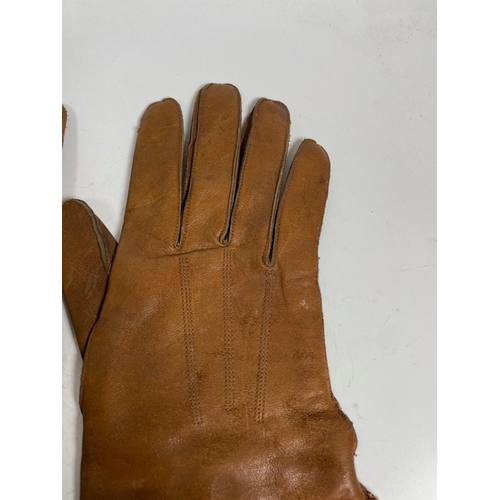 28 - A Pair Of Gentlemans Motoring Gauntlets. Shipping Rate B