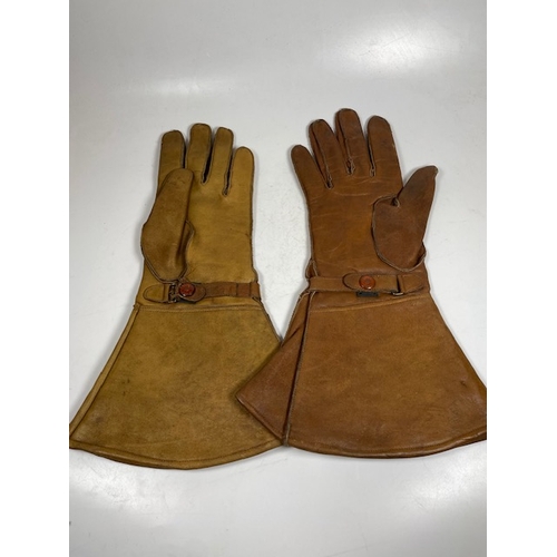28 - A Pair Of Gentlemans Motoring Gauntlets. Shipping Rate B