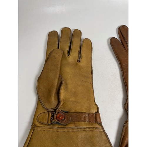 28 - A Pair Of Gentlemans Motoring Gauntlets. Shipping Rate B