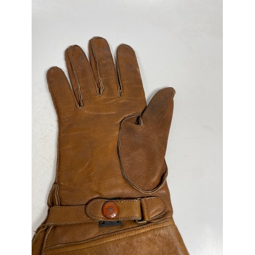 28 - A Pair Of Gentlemans Motoring Gauntlets. Shipping Rate B