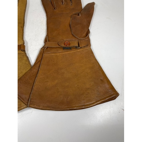 28 - A Pair Of Gentlemans Motoring Gauntlets. Shipping Rate B