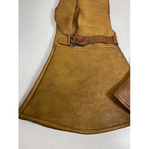 28 - A Pair Of Gentlemans Motoring Gauntlets. Shipping Rate B