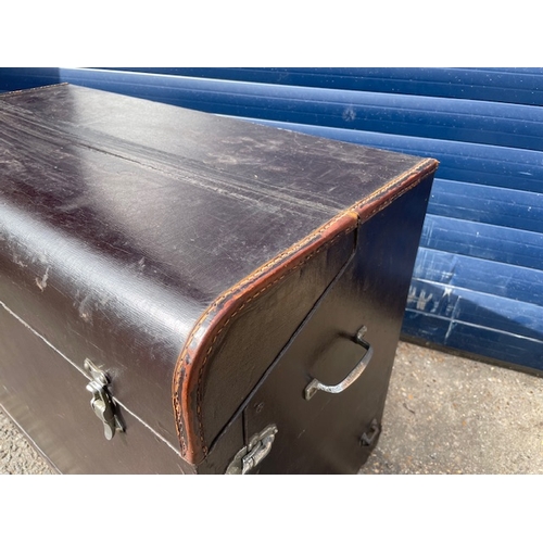 30 - Large Vintage Car Trunk, in decent order with working clips.
This Item Cannot Be Shipped