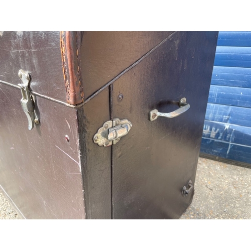 30 - Large Vintage Car Trunk, in decent order with working clips.
This Item Cannot Be Shipped