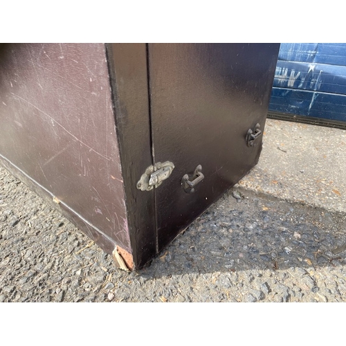 30 - Large Vintage Car Trunk, in decent order with working clips.
This Item Cannot Be Shipped