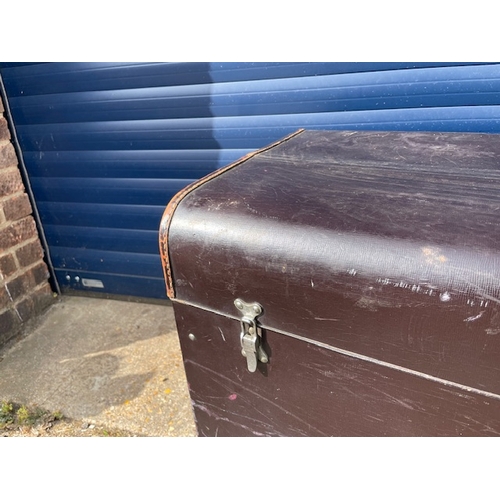 30 - Large Vintage Car Trunk, in decent order with working clips.
This Item Cannot Be Shipped