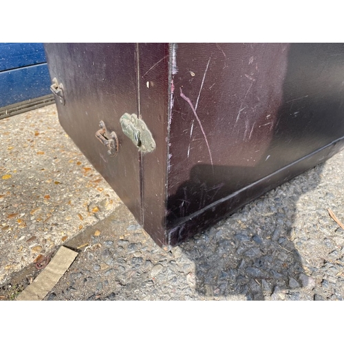 30 - Large Vintage Car Trunk, in decent order with working clips.
This Item Cannot Be Shipped