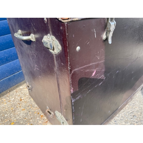 30 - Large Vintage Car Trunk, in decent order with working clips.
This Item Cannot Be Shipped